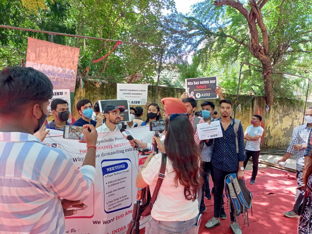 AryanS_1's tweet photo. We faced the problem and we have to speak against injustice and we also have to fight for our justice.

#ChaloJantarMantar 
#ChaloJantarMantar4Jee_Neet_Cuet 
#NTAJawabDo 
#JEEMainsThirdAttemptForAll https://t.co/lMcujXzYF5