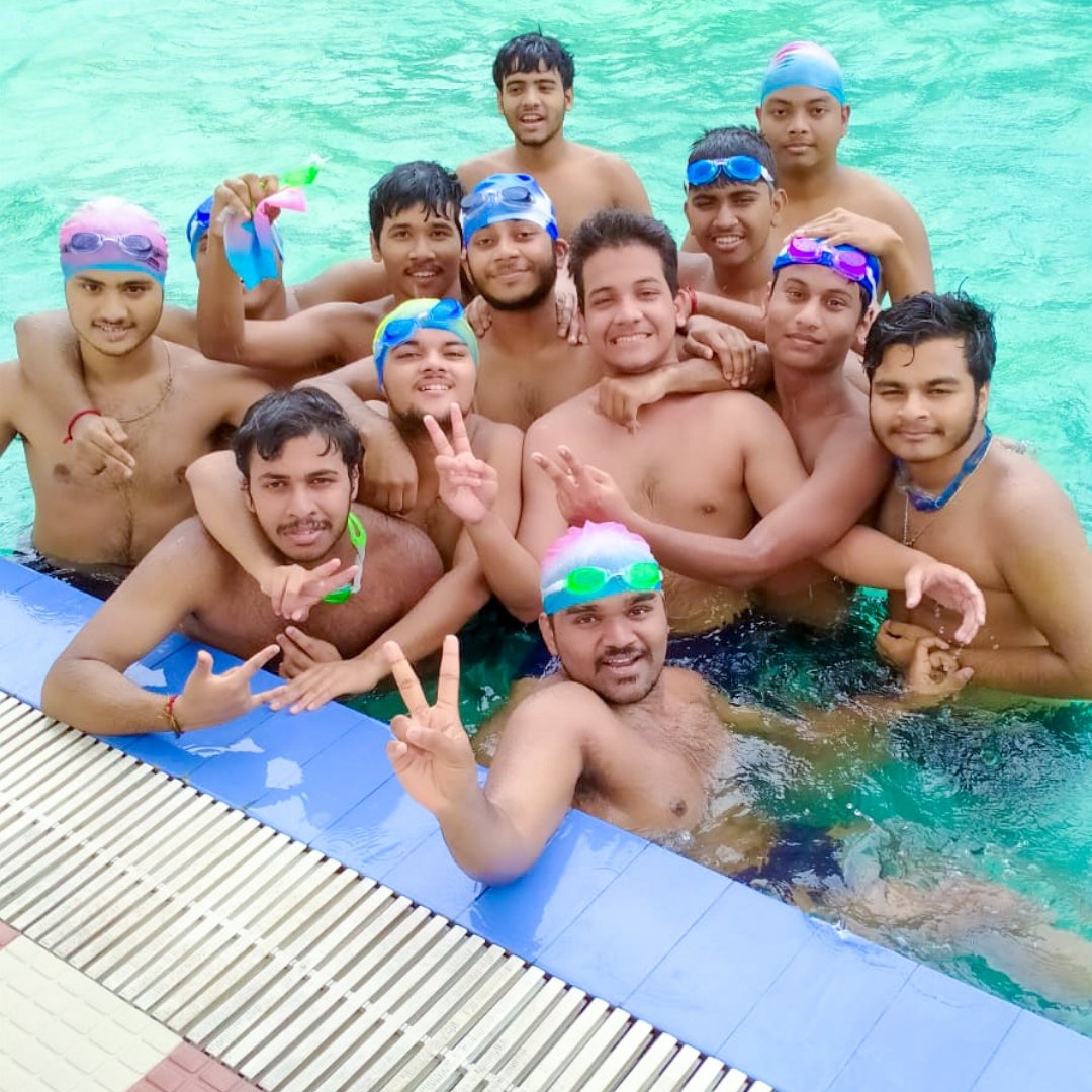 Debotsav9100's tweet photo. 🏊🏊☀️

#sundayfunday #ndpians #swimming #summerdays #funwithfriends #hs23 #swimmingtime #enjoyinglife https://t.co/sTlocSXNmf