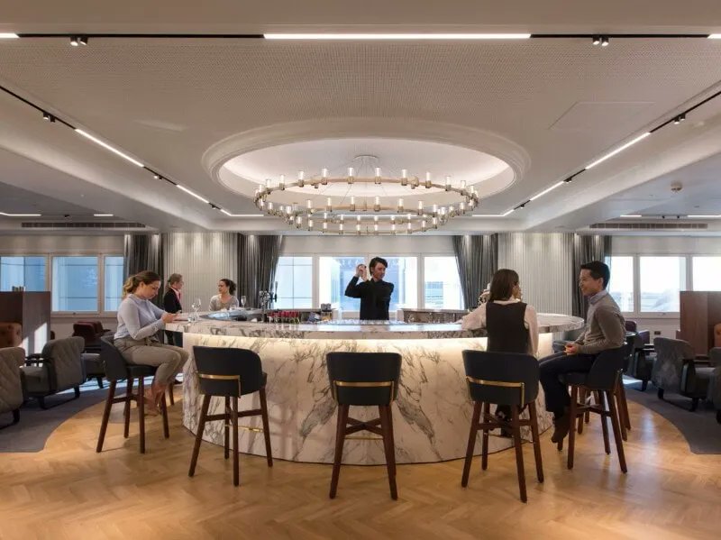 lounge_review's tweet photo. Chill &amp; indulge in the @Qantas Lounge at LHR. Its architecturally stunning space is augmented by a solid range of amenities, including high-end dining with cooked-to-order food, elegant shower suites, and a well-stocked bar with a collection of fine gins.
https://t.co/obzv6lfhto https://t.co/sRgtocGmqT