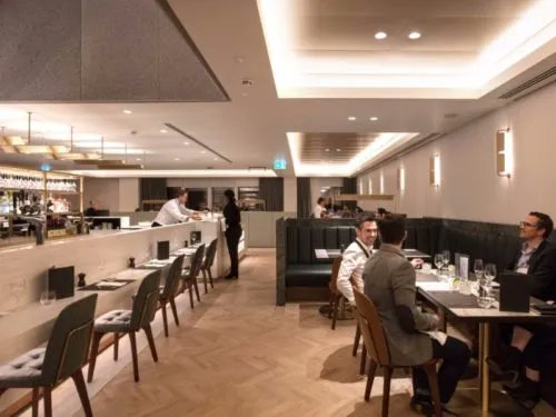 lounge_review's tweet photo. Chill &amp; indulge in the @Qantas Lounge at LHR. Its architecturally stunning space is augmented by a solid range of amenities, including high-end dining with cooked-to-order food, elegant shower suites, and a well-stocked bar with a collection of fine gins.
https://t.co/obzv6lfhto https://t.co/sRgtocGmqT