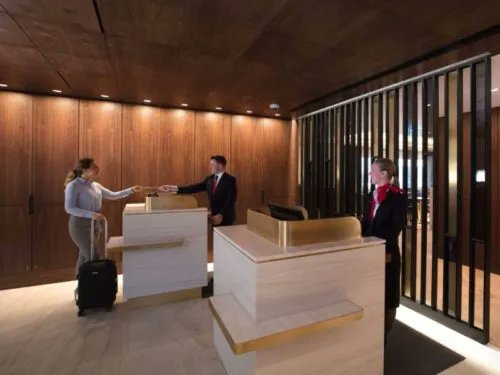 lounge_review's tweet photo. Chill &amp; indulge in the @Qantas Lounge at LHR. Its architecturally stunning space is augmented by a solid range of amenities, including high-end dining with cooked-to-order food, elegant shower suites, and a well-stocked bar with a collection of fine gins.
https://t.co/obzv6lfhto https://t.co/sRgtocGmqT