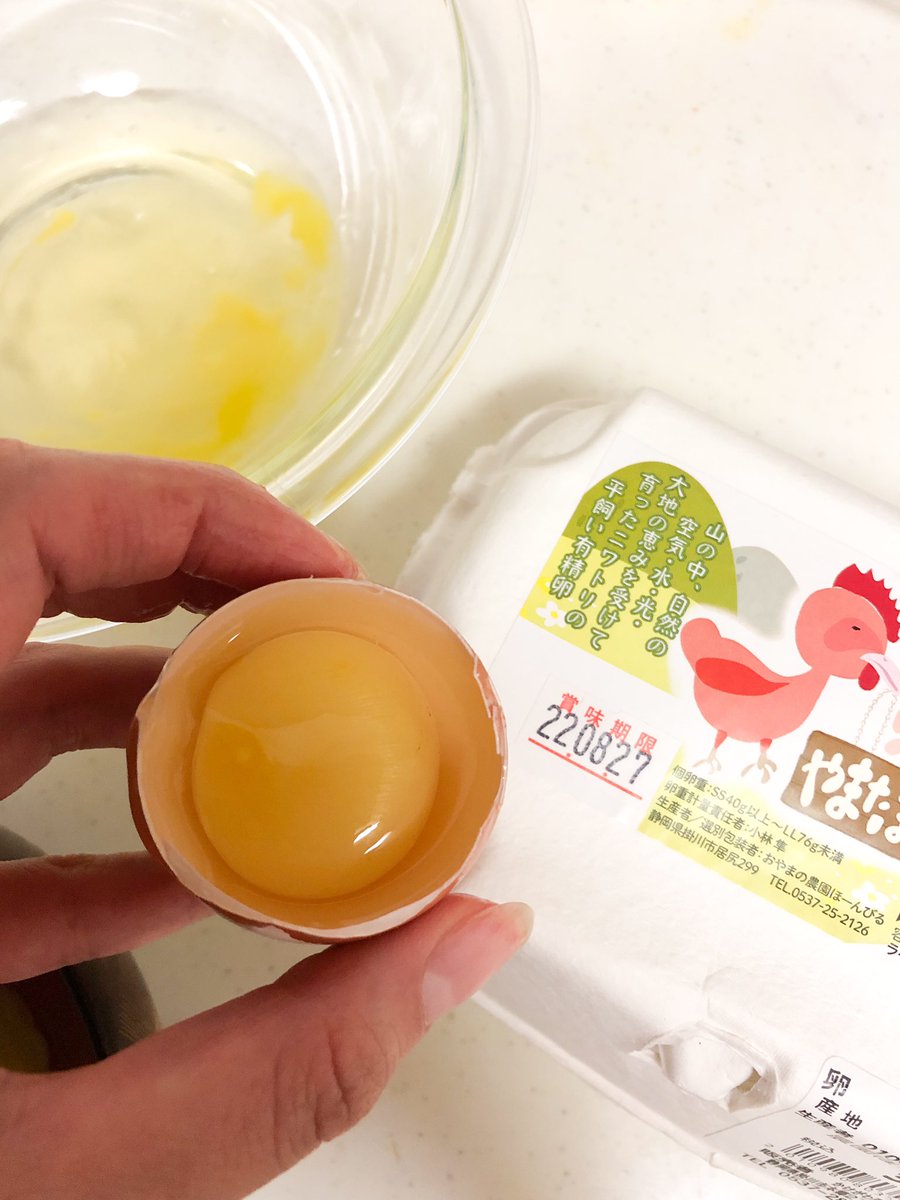 mayapr8's tweet photo. 静岡の美味しい平飼い卵🥚青草を食べて育つと卵はレモンイエロー色なる💛一般的に「黄身は濃い方が良い」と認識されるけれど、黄身の濃いオレンジ色はパプリカ粉末やマリーゴールド系の着色用添加物によるもの。卵の色調整という人間のエゴのために食べさせる必要があるかな？と考えさせられます🐓🌎 https://t.co/HhNe2bveVE