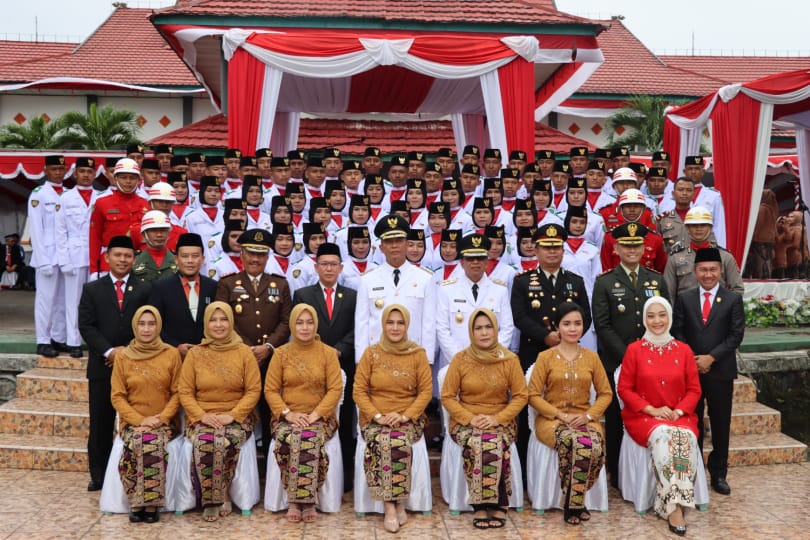 IndukSukamara's tweet photo. Pelaksanaan pengibaran Sang Merah Putih di Lapangan Kantor Bupati Sukamara, Dirgahayu Kemerdekaan Republik Indonesia Ke 77.

Indonesia Pulih Lebih Cepat, Bangkit Lebih Kuat

#Indonesia #merdeka #IndonesiaMaju https://t.co/N9Z2In4yCo