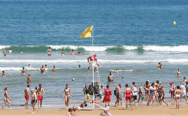 guardiacivil's tweet photo. ¿#SabíasQue la bandera amarilla significa "prohibido el baño donde el bañista no toque el fondo con la cabeza fuera"? 
¡Sé prudente!  🏊‍♀️🆘  
#Vacaciones2022 🌅 #VeranoSeguro2022 https://t.co/sZHLLlxtmJ