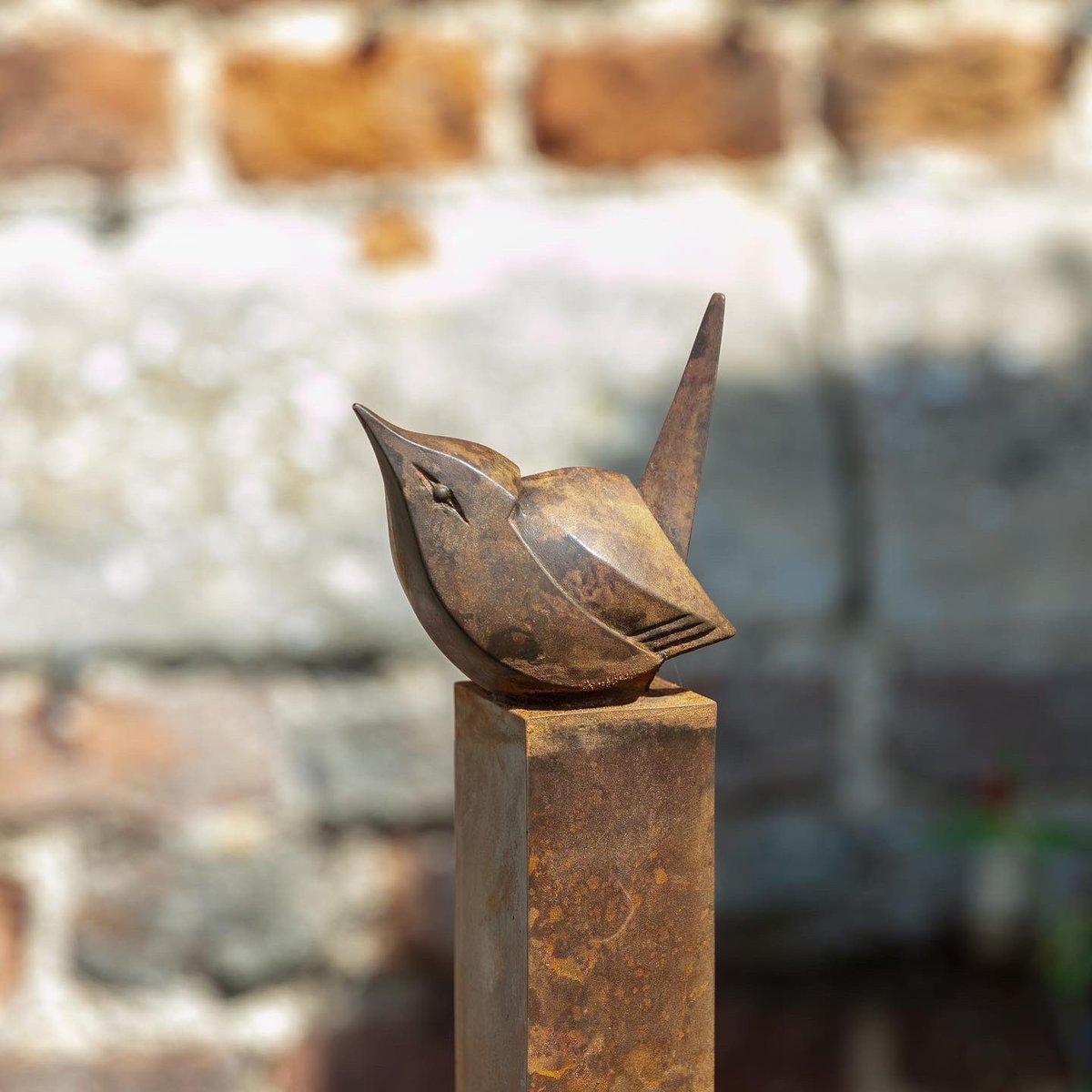 Beautiful birds by Paul Harvey for #WildlifeWednesday. Birds &amp; Art Deco form the basis of most of Paul’s work. 

#SculptureAtDoddington open daily, 10am-4pm, until 11 Sept: doddingtonhall.com/event/sculptur…

📷: <a href="/Instinctivejs/">Instinctive Photography</a> #Sculpture #Lincoln #LoveLincoln #Birds #BirdSculpture