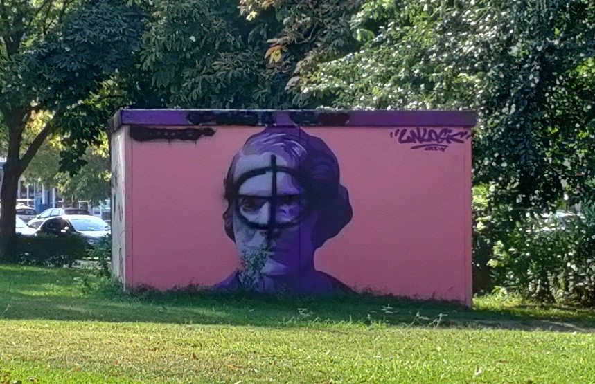 Una vez más, y van cuatro, han vuelto a vandalizar el mural de la Maestra Justa Freire. Que inquina tiene esta gente fascista a la cultura. Ellos prefieren golpes y muerte antes que inteligencia, son así. Esta vez han borrado hasta el nombre ¿Tanto odio y daño hace una maestra?