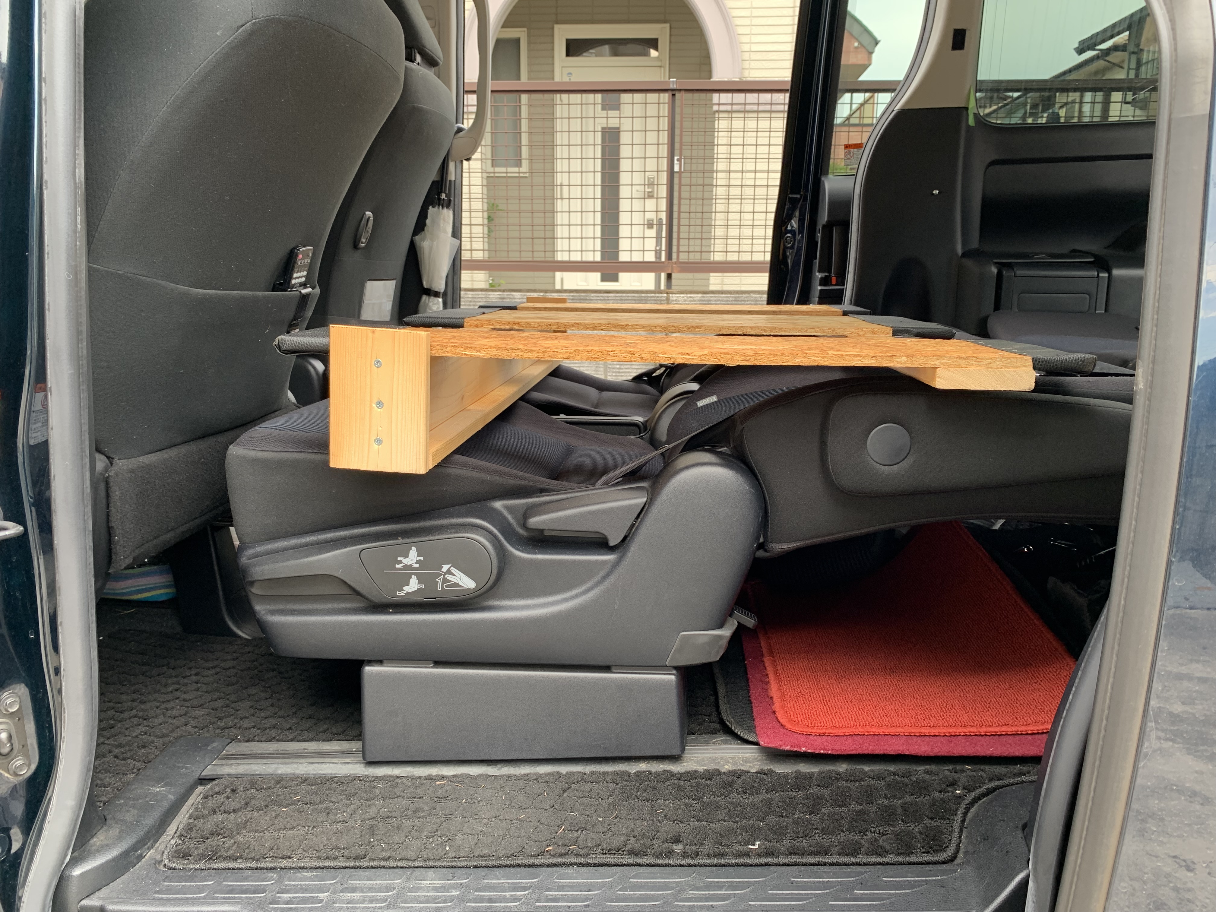 Johe 19 ミニバンのvoxyでも車中泊を考えるとシートの段差対策が必要だ 追加マットの工夫 鉄パイプなどのフレームを組んでのフラット化もあるが これでも良さそう 取り付け取り外しも楽だし 改造不要だよ 車中泊 フラット化 T Co