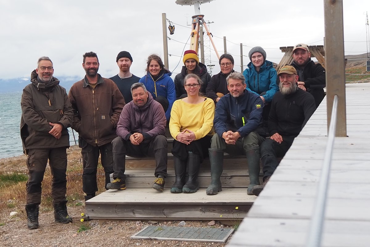 ZERO74N's tweet photo. The peak of the field season at #Daneborg usually takes place in August where the marine research groups fill up the station. Group photo from 9th of August #monitoring #MarinBasis #Youngsound @GEM_Arctic https://t.co/LgF5cKl1y2