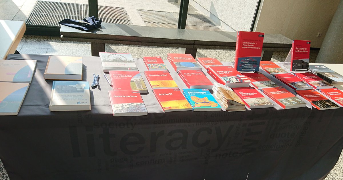 Vernarrt_in's tweet photo. Ab heute sind wir auf der 6th World Conference of the International Federation for #PublicHistory. Natürlich mit dabei: unsere utb-Reihe "Public History – Geschichte in der Praxis" (@IZuendorf/@st_samida):
https://t.co/dRNT2uuS3w
#narrfranckeattempto #IFPH @utb_stuttgart https://t.co/1quewuKAre
