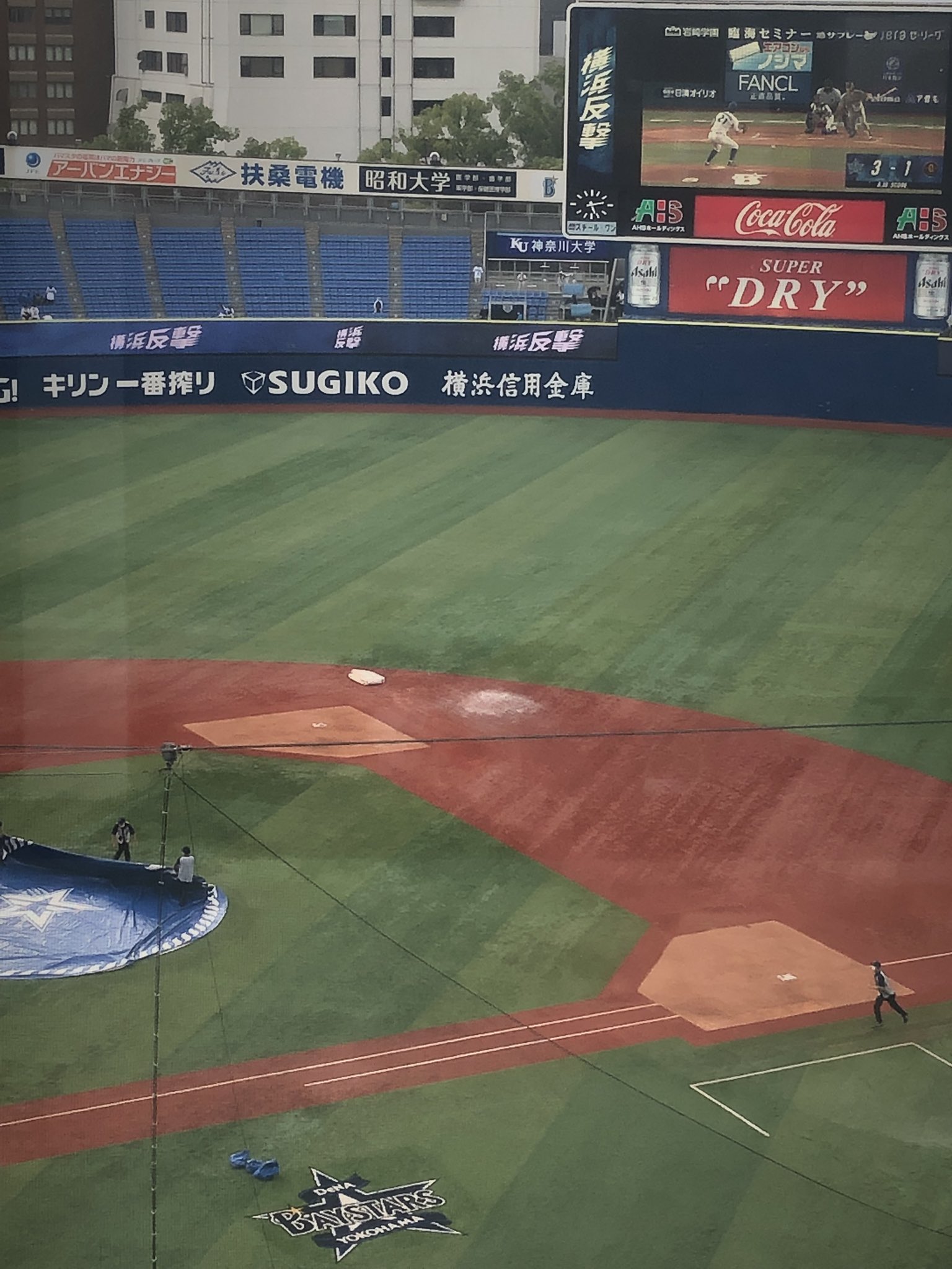 日刊スポーツベイスターズ番 Denaー巨人 横浜スタジアム 雨はやみ 内野のベース付近に敷かれたシートをはがしています Baystars ベイスターズ 横浜反撃 ハマスタ T Co Eaplrordlv Twitter