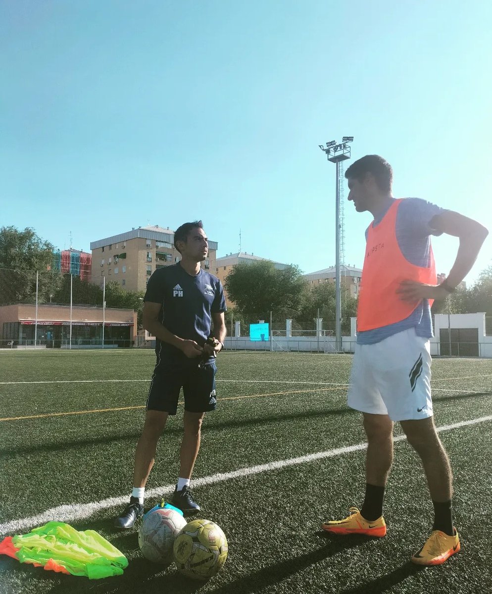 cdproas's tweet photo. Nuestro preparador físico dando instrucciones a uno de nuestros jugadores ⚽🏃‍♂️
#GOPROAS https://t.co/998KB0D9it