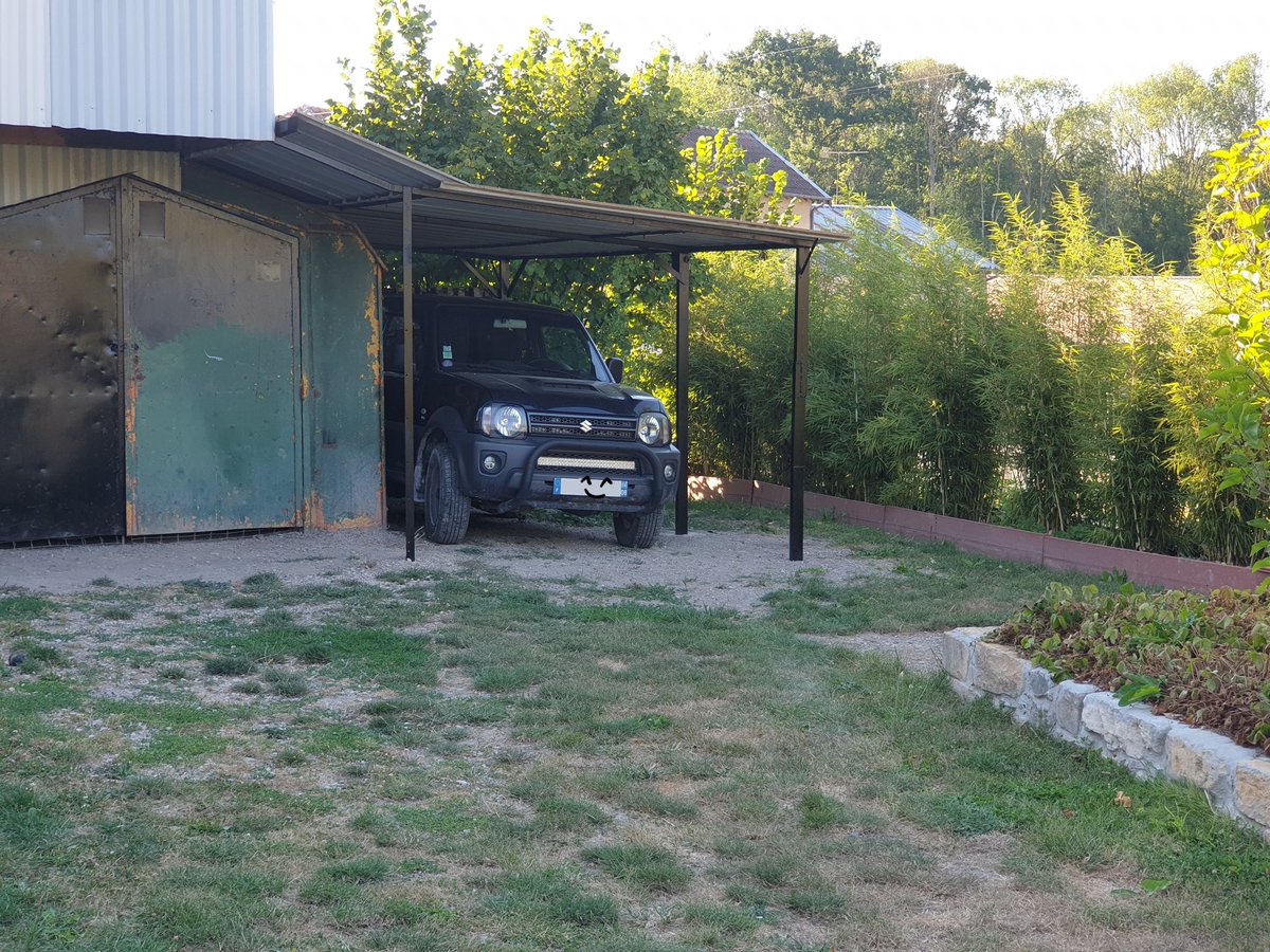 nell_inc's tweet photo. Pas beaucoup de bricoles en ce moment, juste ce auvent pour protéger mon véhicule des éléments.
Toute la structure est faite avec les barres d'acier que j'ai trouvé dans le jardin et les tôles sont d'occaz.
C'est du temporaire. 

J'adore souder au soleil quand il fait 40° miam :) https://t.co/3EC2mef4YH