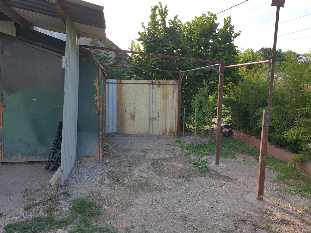 nell_inc's tweet photo. Pas beaucoup de bricoles en ce moment, juste ce auvent pour protéger mon véhicule des éléments.
Toute la structure est faite avec les barres d'acier que j'ai trouvé dans le jardin et les tôles sont d'occaz.
C'est du temporaire. 

J'adore souder au soleil quand il fait 40° miam :) https://t.co/3EC2mef4YH