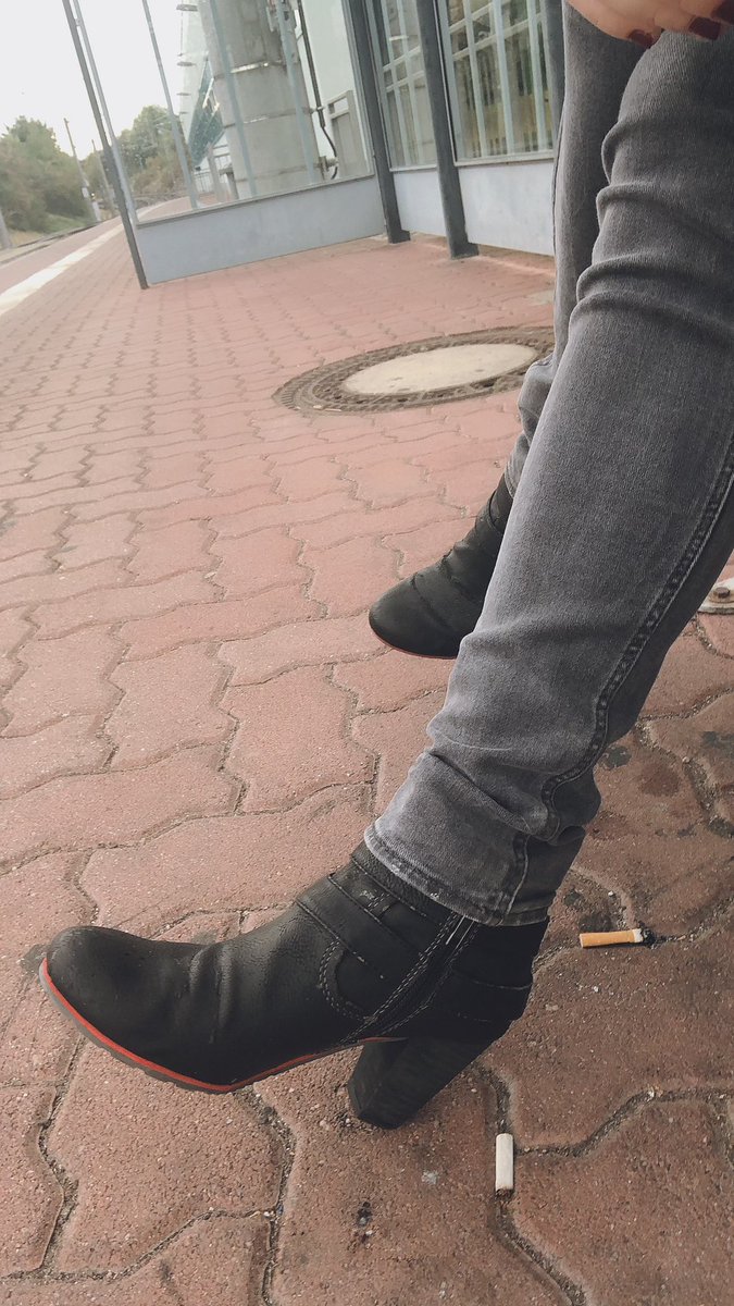 HerrinWeed's tweet photo. Niederknien…und betteln, 
sauber lecken zu dürfen…

#LadyWeed #findomlady #schuhfotze #shoppingday https://t.co/62jWtbr62l