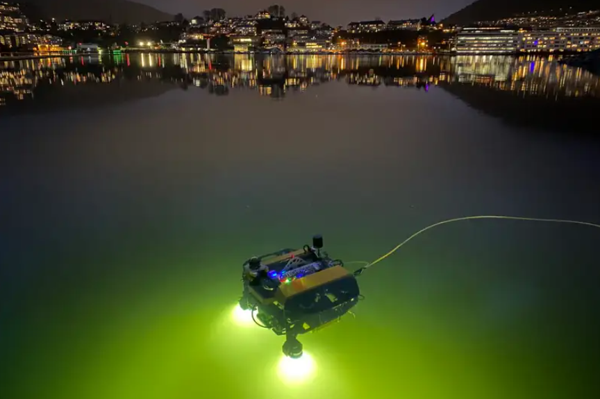 Robotul subacvatic care scanează fundul mării pentru a identifica deșeurile!

tehnostiri.ro/index.php/2022…