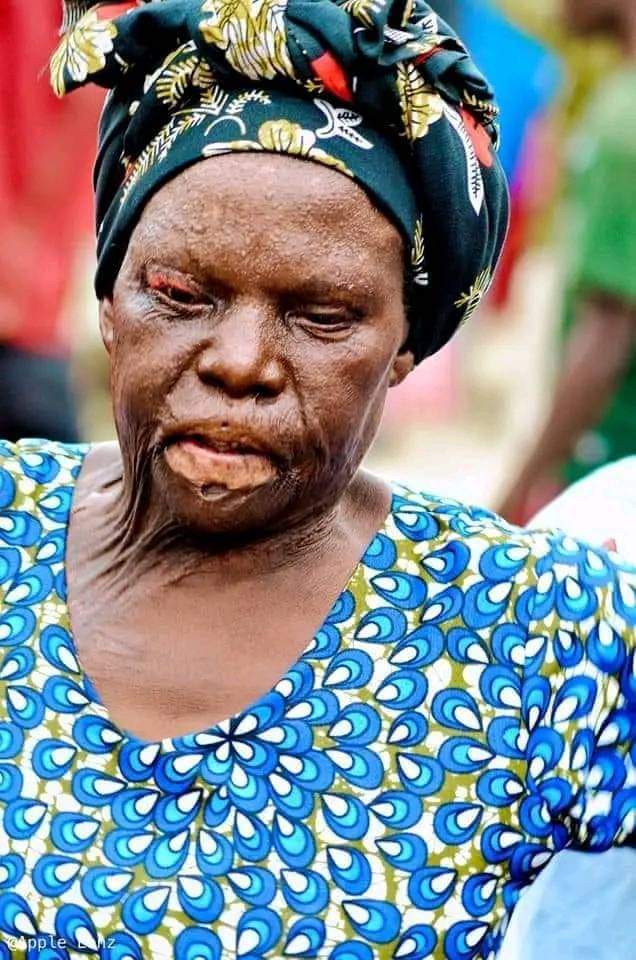kfdmedia3's tweet photo. This Lady is from Kasese District
M7 burnt her from house when she refused to move away from his land which they wanted to extract minerals when not compensated ๐ก๐ก๐ก
#M7MustGo
#ChangeIsAmust
https://t.co/FhydQQdyQk https://t.co/FJCJmDkaBI