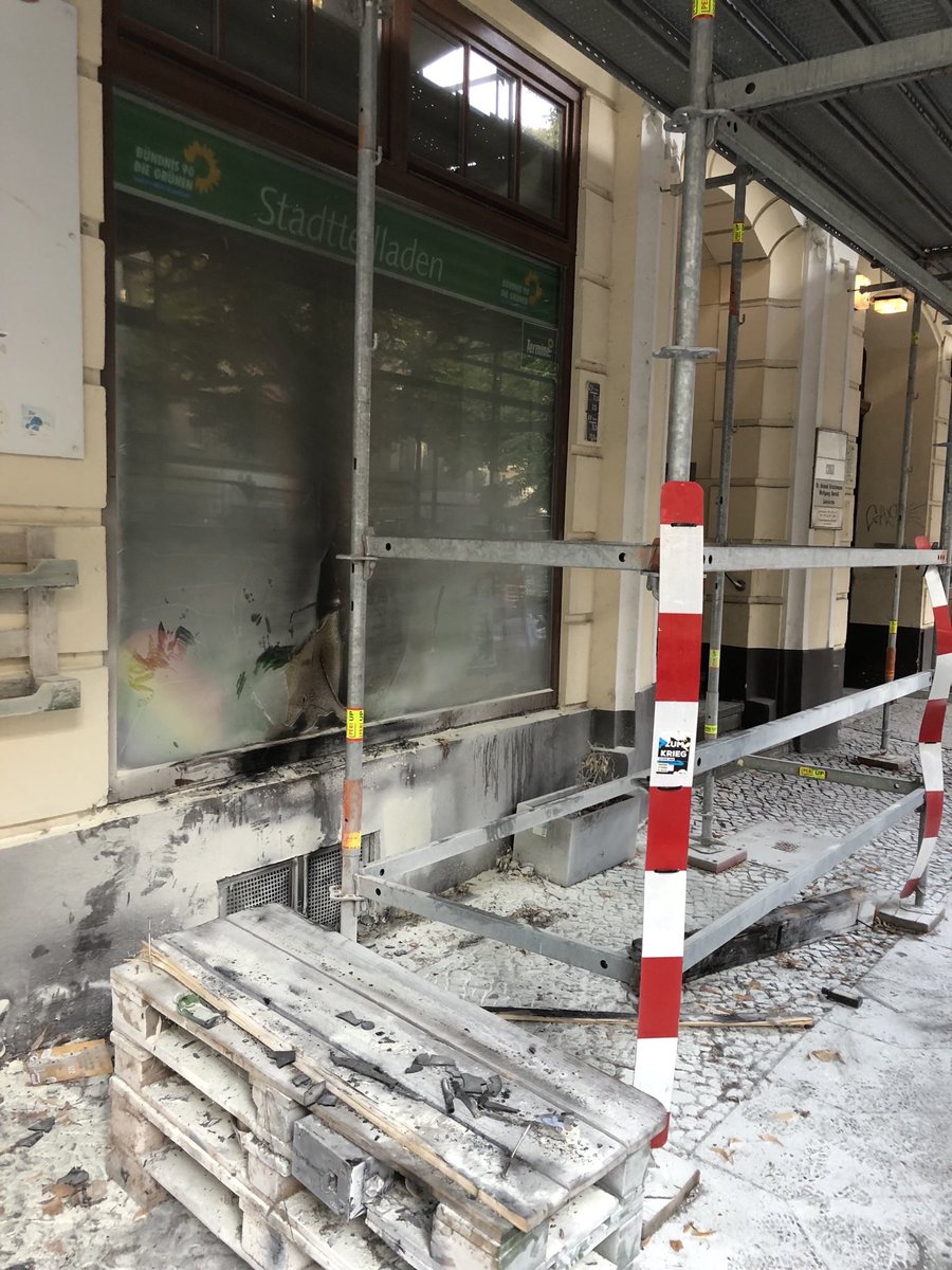 Gruene_CW's tweet photo. Vergangene Nacht kam es zu einem Brandanschlag auf das Wahlkreisbüro von @LisaPaus und die Geschäftsstelle unseres Kreisverbandes. Auch wenn der Schock tief sitzt, lassen wir uns davon nicht einschüchtern!

Unsere gemeinsame Pressemitteilung: https://t.co/8vdJY8DkbF https://t.co/OkFcGwcIC5