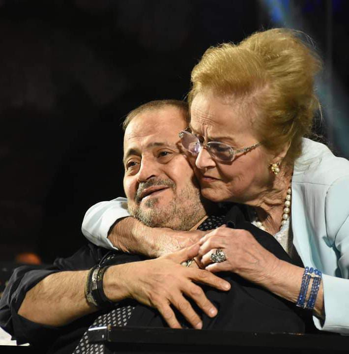 wassouf's tweet photo. هالصورة عالمسرح غالية عليّ، الله يرحم الفنانة الكبيرة انطوانيت نجيب وتكون نفسا بالسما #جورج_وسوف #انطوانيت_نجيب https://t.co/iC7dunVRK3