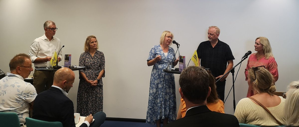 Hvordan skal #Åpenhetsloven gjøre en forskjell? Myndighetenes ansvar, ikke bare sivilsamfunn sier <a href="/Amnesty_Norge/">Amnesty Norway</a> Beate Ekeløve-slydal. <a href="/benteoverli/">Bente Øverli</a>: dialog viktig! <a href="/NinaSchefte/">Nina Schefte</a>: allerede mer samarbeid med andre bedrifter, @FrodeElgesem: lovpålagt er stor forskjell