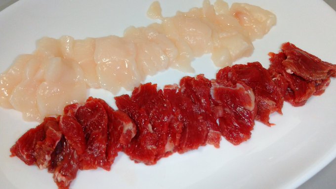 東京で馬刺しを食べれなかった分、今日のお昼に誕生日の時に頂いた冷凍馬刺しを食べちゃいました!(๑'ڡ`๑)送って下さった方、ありがとう御座います!
めちゃ美味しかった♪
この白い部分(タテガミ)が旨味の塊といった感じで特に美味しかったです♪ 