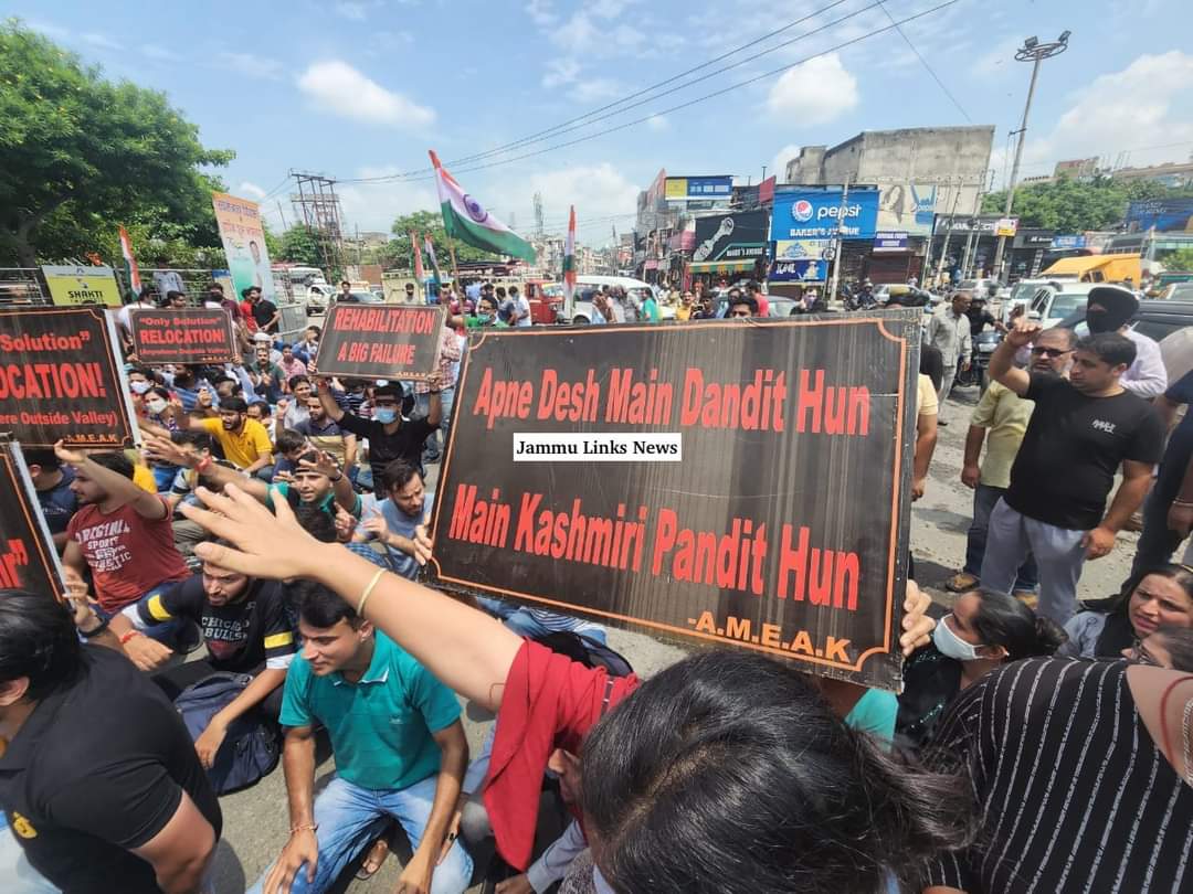 KPSSamiti's tweet photo. Kashmiri Pandits hold protest and block Tawi Bridge in Jammu against targeted killings https://t.co/jxw1AoGVmC