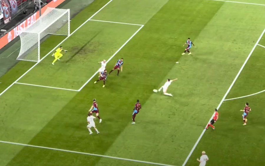 ahmetcakar1's tweet photo. Bravo Ertem. Yardımcı santraya koşmadı hakem ısrarla var ile konuşuyor diye bağırdın durdun, ısrarla gol demedin ve haklısın evlat. Hiçbir şey tesadüf değil. Tecrübende haklı çıktın. Kopenhag’ın ilk golü ofsayt. https://t.co/KbXNd4cdAg