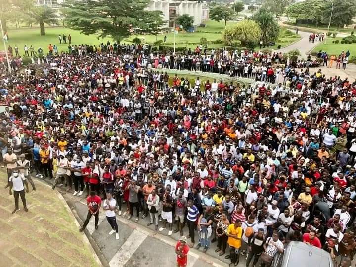 ZonePresse_'s tweet photo. 🔴Un internaute en colère: "Il faut dissoudre la FESCI car cette organisation n'est d'aucune utilité pour les étudiants. Ils ne luttent jamais pour de meilleures conditions d'études ou pour l'obtention rapide du doctorat. Ils se battent uniquement pour leur ventre." https://t.co/OeLYVUgT7p