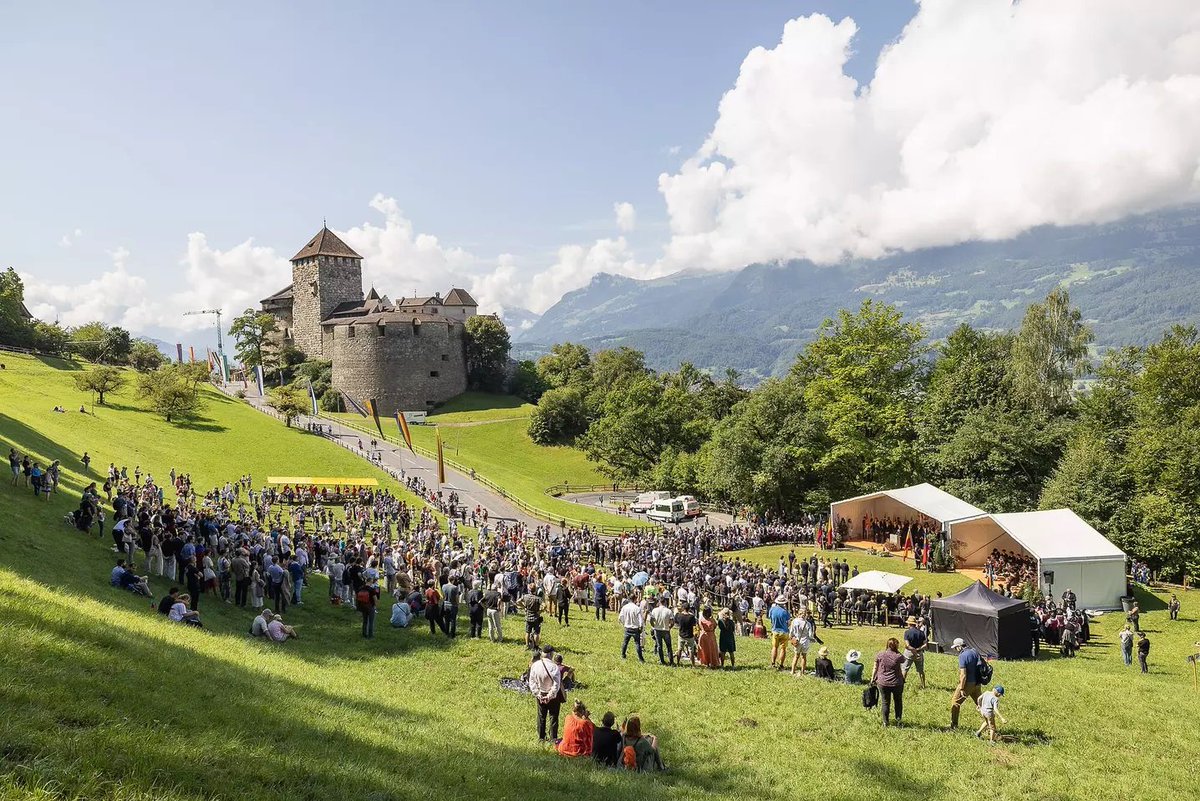 rwthofficial's tweet photo. 🇱🇮
#Liechtenstein’s Prince Hans-Adam II, Hereditary Prince Alois, and Hereditary Princess Sophie with members of the Princely Family attended the celebration of the National Day on 15 August 2022 at Vaduz Castle.
📸 Daniel Schwendener #FürstHansAdam #HansAdamII #FürstenHaus https://t.co/qlkUxix9C5