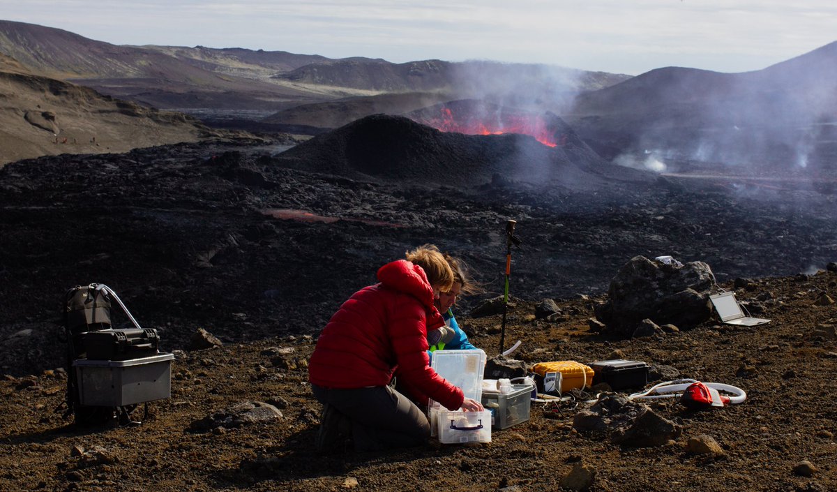Beautiful weather and plume conditions yesterday for sampling emissions from #Fagradalsfjall eruption. We sampled the airborne plume with <a href="/Svarmi/">Svarmi</a> drone at the same time as sampling it on the ground. Thanks <a href="/EemuRanta/">Eemu Ranta</a> for capturing the moment