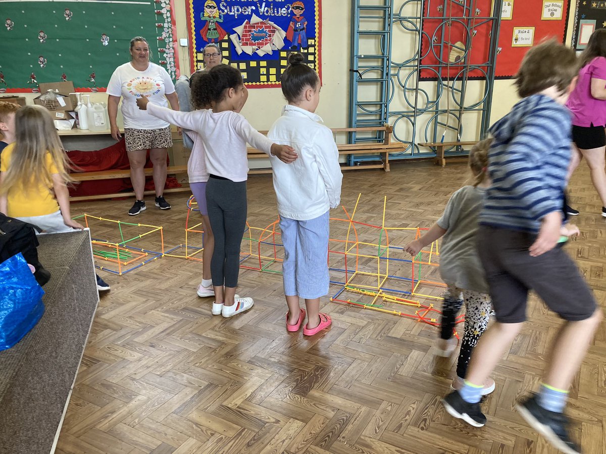 gille_james's tweet photo. Great visit to food and fun @penybrynps! Great building, creative and team skills displayed by the children! Well done @WatesGroup! Well done to the team #foodandfun #watesgroup #penybryn #judithgregory https://t.co/tgexVhpqtR