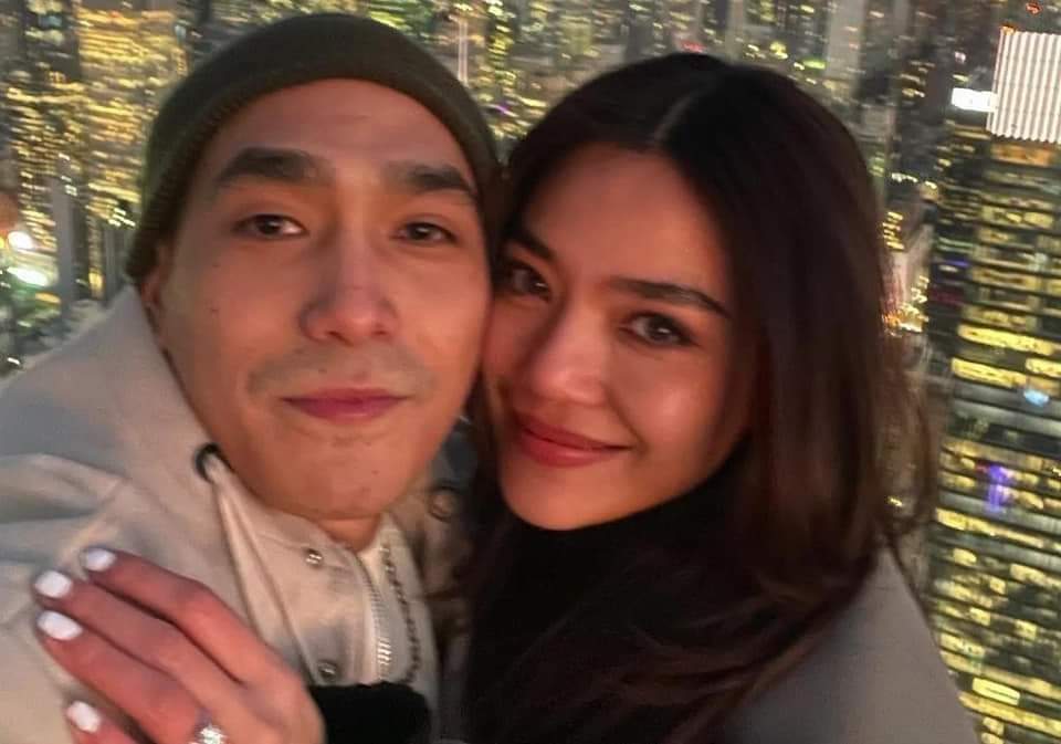 Diiwwy's tweet photo. ปิดตำนานรัก10ปี ในรายการ “เรื่องนี้ต้องถึงบอย”โดยพี่บอย ธิติพร จุติมานนท์ ข่าวบันเทิงช่องวัน 31 ได้ออกมายืนยันและเช็คชัวร์แล้วว่า โต้งทูพีและเลดี้ปราง ได้ยุติบทบาทคนรักแล้ว ไม่ใช่เพียงการถอยคนละก้าว ยืนยันไม่มีปัญหามือที่สาม แต่เป็นความสัมพันธ์ที่มาถึงจุดที่ไปต่อไม่ได้

#โต้งปราง https://t.co/ru39UxujqG