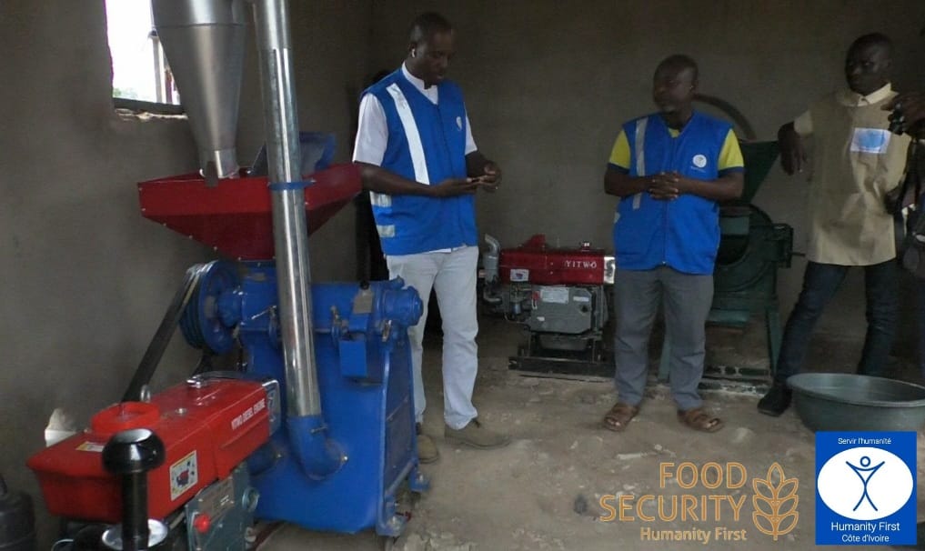 HF_cotedivoire's tweet photo. 1.Le dimanche 14 août 2022,dans la soirée,l'ONG #HumanityFirst #CôtedIvoire a mis en marche la #broyeuse et la #décortiqueuse de DARAKOKAHA(commune de #FRONA).Ces deux machines profiteront également aux femmes de localité.
@HumanityFirstUK @HFI1995 @Ahmadiyya_CI @Gouvci https://t.co/Q3xcmt7poQ