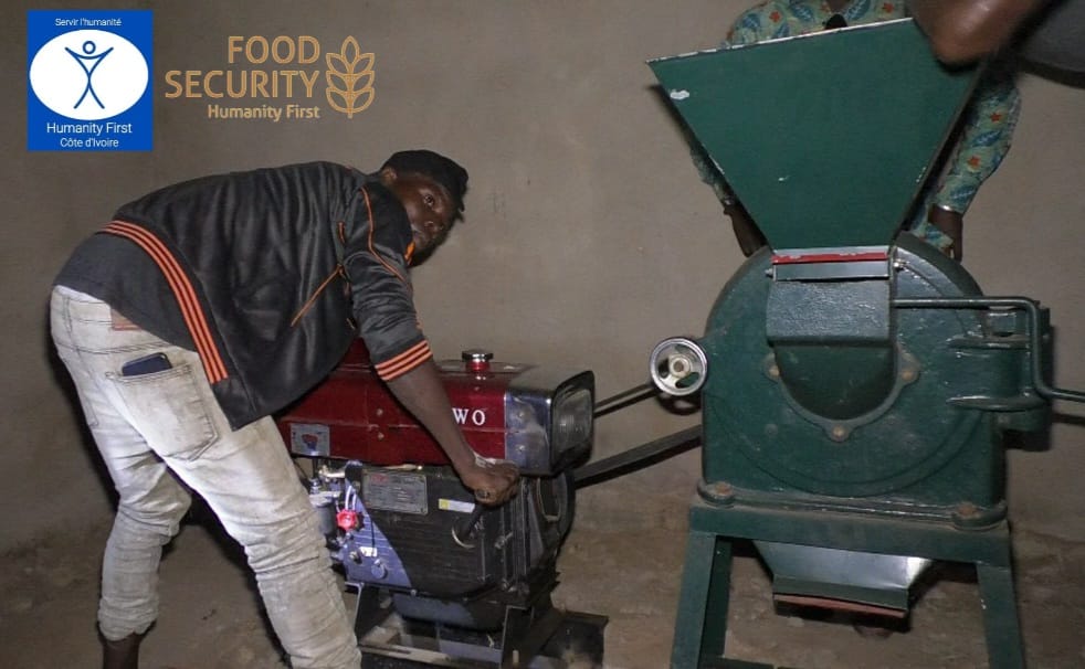 HF_cotedivoire's tweet photo. 1.Le dimanche 14 août 2022,dans la soirée,l'ONG #HumanityFirst #CôtedIvoire a mis en marche la #broyeuse et la #décortiqueuse de DARAKOKAHA(commune de #FRONA).Ces deux machines profiteront également aux femmes de localité.
@HumanityFirstUK @HFI1995 @Ahmadiyya_CI @Gouvci https://t.co/Q3xcmt7poQ