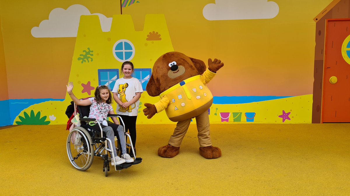 emmalouise649's tweet photo. @StPetersNewman Bella and Ivy have had a lovely catch up at Alton towers ❤️ https://t.co/WqOkDnm5X8