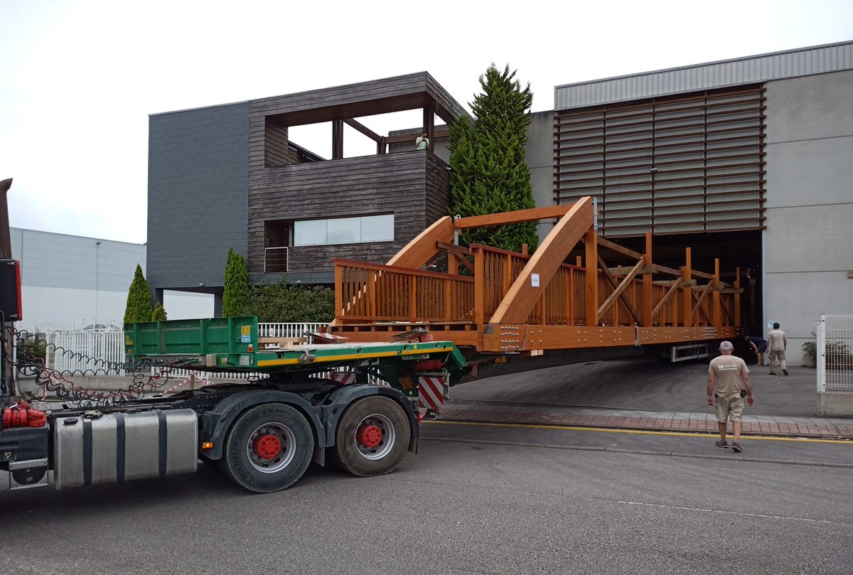 Media_Madera's tweet photo. Los transportes de los diferentes tramos prefabricados que formarán la nueva pasarela de la Gran Senda del Valle del Guadalhorce, partiendo rumbo a Álora:

https://t.co/vI28yVwPMb

#alora #andalucia #guadalhorce #GranSendaVerdeGuadalhorce #puentedemadera #timberbridge https://t.co/xJD2MsVMYE