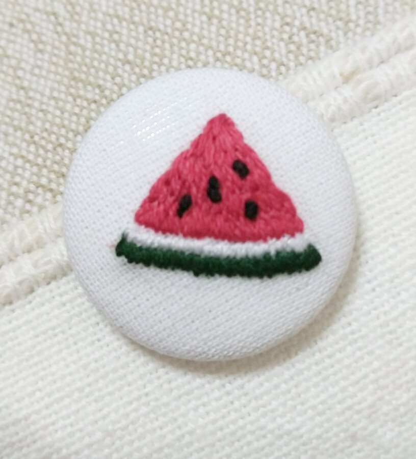 furuikey's tweet photo. 突然、刺繍に目覚めました。
時間がある時にチクチク楽しいです😊ダイソーのくるみボタンキット本当に手軽に出来る❗ https://t.co/CKzZse34z7