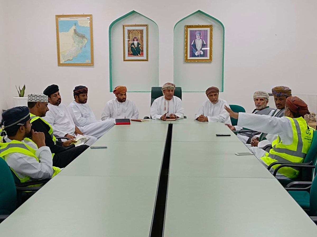 إلتقى صباح اليوم الأربعاء  رئيس وأعضاء #جمعية_صون_الطبيعة_في_محافظة_ظفار قيد التأسيس مع فريق حماة البيئة بحضور الدكتور أحمد محروس مدير عام البيئة في محافظة ظفار .وذلك لمتاقشة آلية التعاون بين الجمعية والهيئة من خلال مبادرة وعي التي أطلقتها الجمعية موخرا