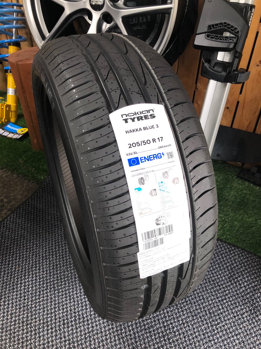 最新情報 タイヤ2本 235 45R18 98T XL NOKIAN ノキアン HAKKAPELIITTA ハッカペリッタ R5 スタッドレスタイヤ 