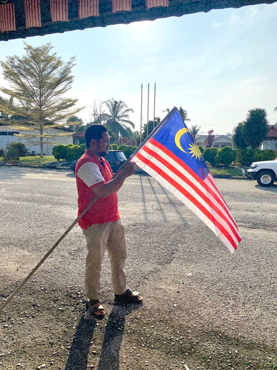 ppkbota_lambor's tweet photo. *🇲🇾Ayuh Kibarkan Jalur Gemilang 🇲🇾* 

Zahirkan Rasa Cinta Kepada Negara dengan Mengibarkan Jalur Gemilang.  Jalur Gemilang adalah lambang negara yang mampu membangkitkan semangat patriotisme, setia dan cintakan negara dalam hati setiap rakyat Malaysia. 💛💙❤️🤍 https://t.co/9pHrjB79zk