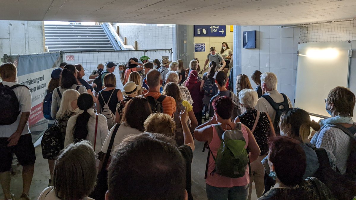 funkvn's tweet photo. Umsteigen in Friedrichshafen Stadt ist mangels Rampen und ausreichend Treppen sehr unkomod – seit die niveaugleichen Übergänge gesperrt sind. Was @DB_Bahn jetzt den Fahrgästen zumutet ist leider noch schlimmer. Es dauert Minuten um rauszukommen. #Verkehrswende geht anders. https://t.co/uJ5hBIwLkO
