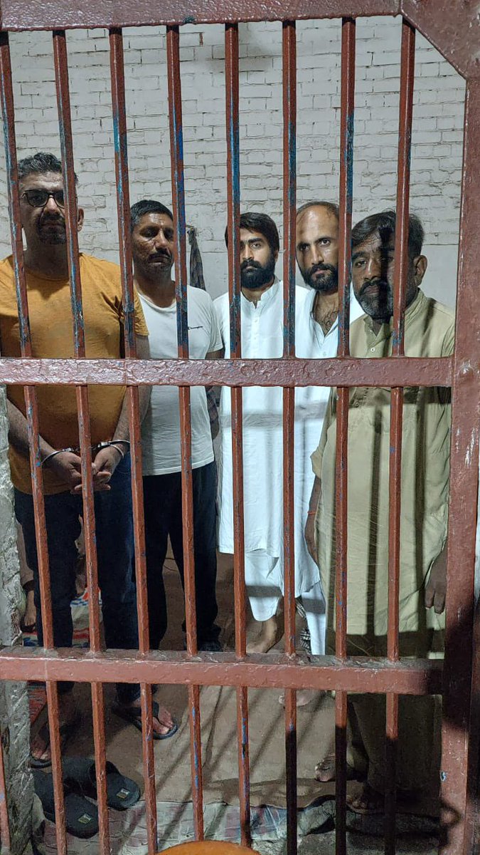 ABDURRA37078511's tweet photo. This is not enough. Daughter of Sheikh Danish should be behind bars and punished severely. We request the honorable judges to administer quick justice and deter the like-minded people from commiting such heinous crimes.
#Faisalabad https://t.co/hfnnSkUitZ