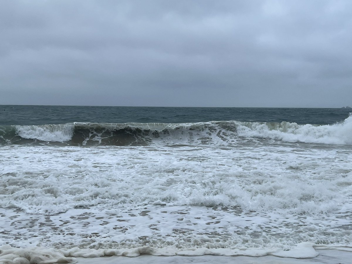 Silver lining of a storm on holiday. Surfs up!! 2m apparently. Lesson at 15h. 😱