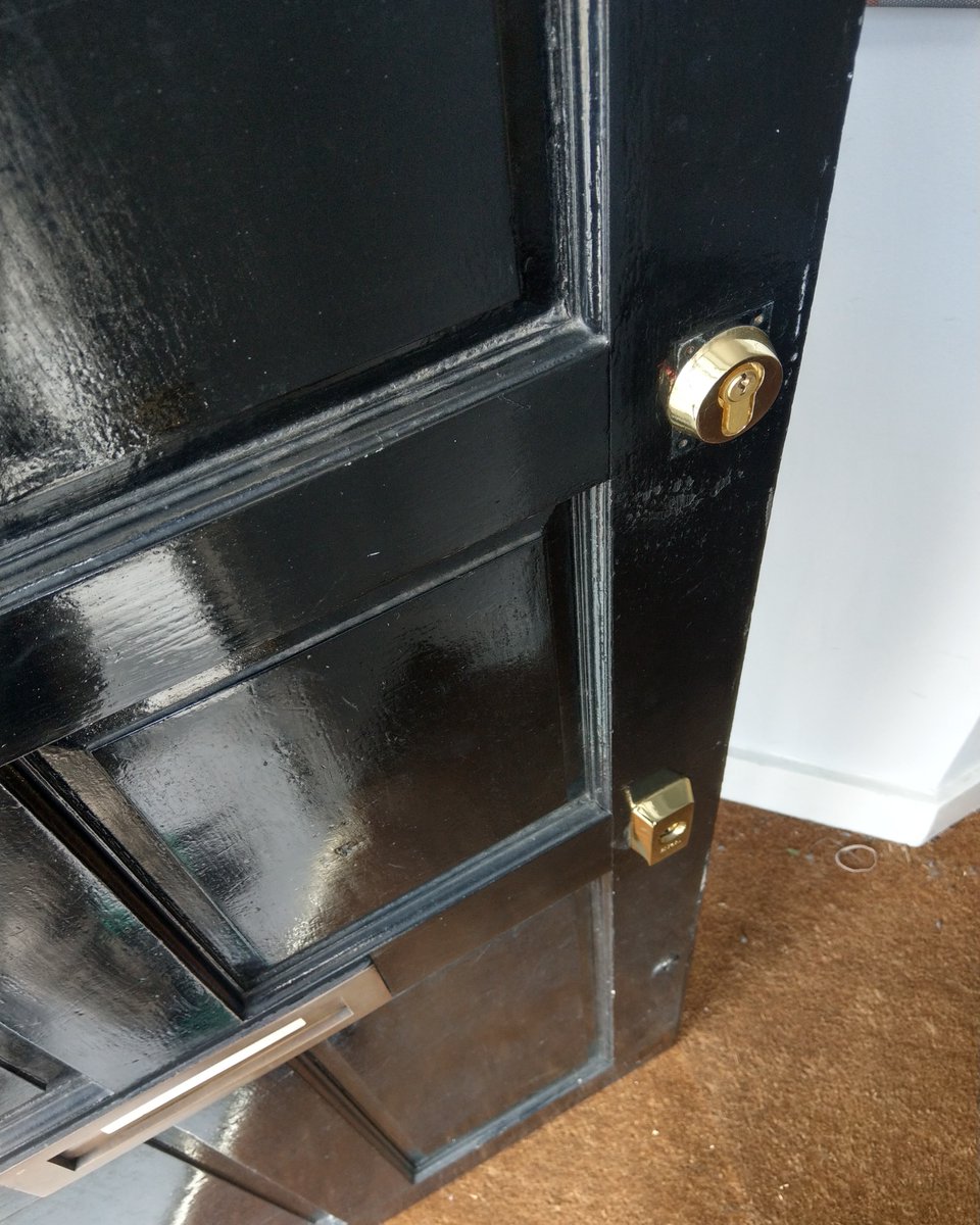 Changed the top lock from a Chubb to a Fire safe version of lock. This door serves multiple flats so needs to be able to be opened from within - without requiring a key. #locksmiths #Clapham  #Putney  #london #24/7 #local #lockin #newlocks #lock-change
 
bit.ly/3Kad3t1