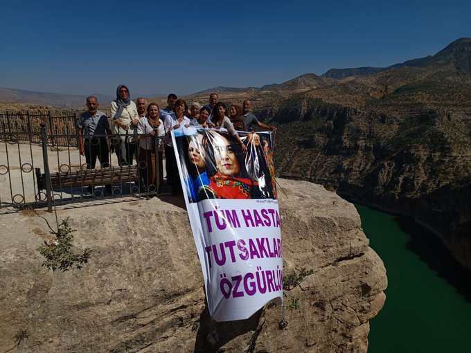 SİİRT-Botan Vadisi'nden sesimizi yükselttik.
Siirt- Aktivistlerimiz demansına rağmen serbest bırakılamayan #AyselTuğluk şahsında tüm #HastaTutsaklar için, "Bütün Tutsaklara Özgürlük" sloganıyla etkinlik düzenledi.

<a href="/BinlerceAysel/">Binlerce Aysel</a>

#AyselTuğlukİcinAdalet