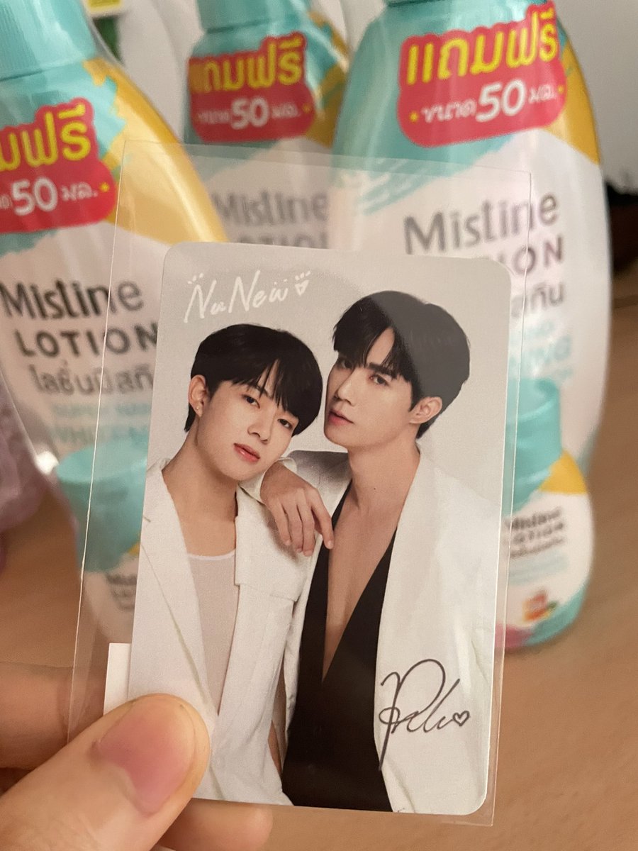 ล่าสุดพี่พนักงานถามว่า เขาคือใคร เป็นดาราเกาหลีหรอ ชั้นก็เลยขายซีนุนิวให้พี่เขาโดยการเปิดซีรีส์ให้ดู+แปะไอจี แล้วพี่เขาก็บอกว่าจะไปตามดูซีรีส์ ดีใจอะมีคนรักซีนุนิวเพิ่มขึ้น😻💙🧡 #LotionMistinexZeeNunew #ZeeNeNew #ZeePruk #Nunew #ผิวเดียวที่น่าหยุม #โลชั่นมิสทินสูตรผสมชาหมัก