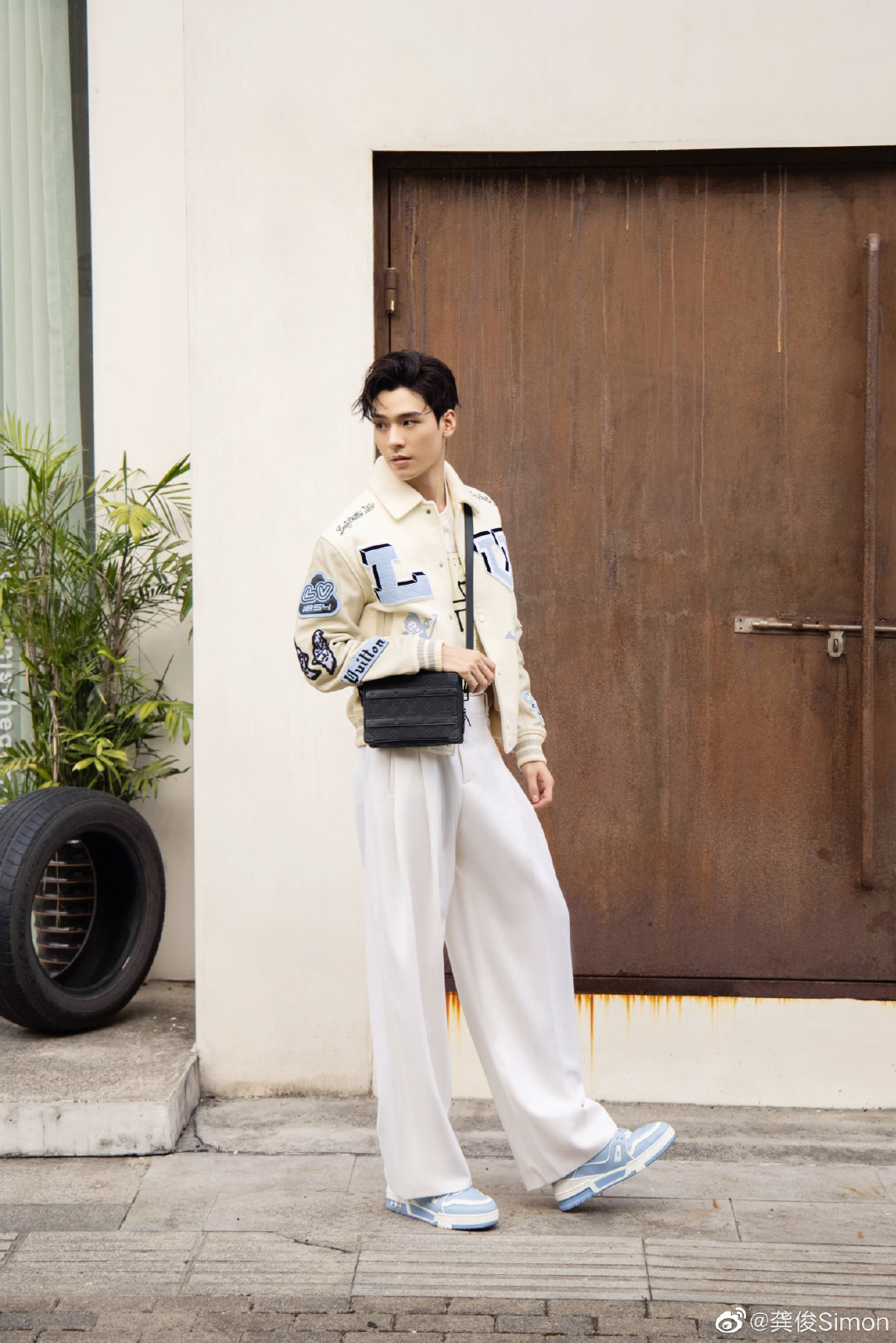 Gong Jun 龚俊 💙 on X: 220817  Gong Jun Weibo Update Caption: Slightly  showing off my outfit: Feel the delicate texture of Louis Vuitton Soft Trunk  bag, unleash my personality at