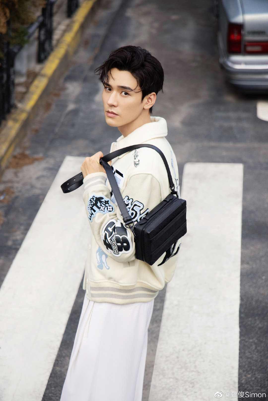 Gong Jun 龚俊 💙 on X: 220817  Gong Jun Weibo Update Caption: Slightly  showing off my outfit: Feel the delicate texture of Louis Vuitton Soft Trunk  bag, unleash my personality at