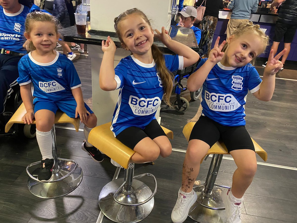 HGTXBCFC's tweet image. Fantastic to see 6 young female football fans be part of the guard of honour for last night’s fixture against @WatfordFC 💪

We hope you enjoyed! Thank you @LoveBrumUK @SimkissGuy @AirborneMr @BCFC &amp;amp; #EsmesEssentials for giving the girls this opportunity 💙 @HerGameToo
