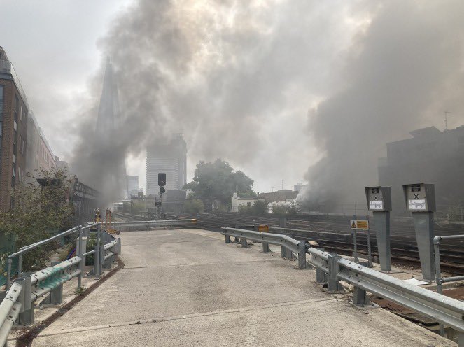 ⚠️🔥 Sorry to say, no sooner had we fixed the points between #WaterlooEast + #LondonBridge than a fire broke out in an arch under railway. @LondonFire are on site with multiple pumps and we have closed the railway until we can confirm it’s safe. More as we have it...