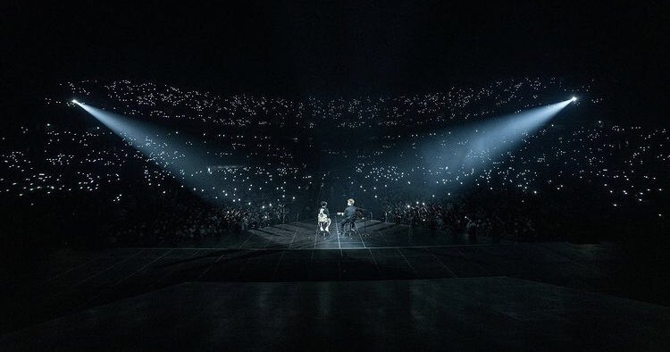 v_ici_2's tweet photo. Just how fast the night changes…🥺🥺🥺 https://t.co/mefSkgtBnP
